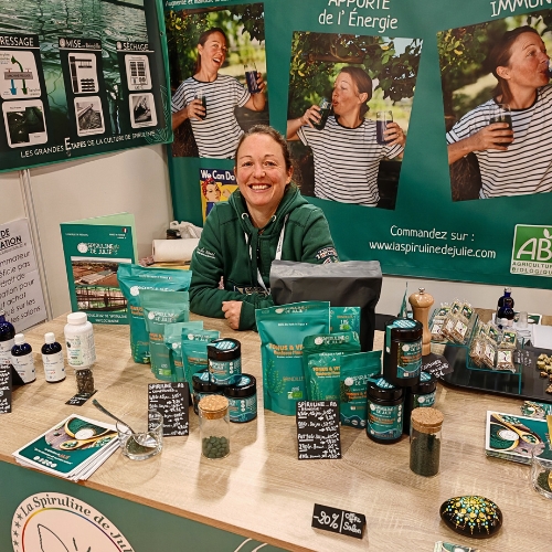 Julie, fondatrice de La Spiruline de Julie, sur son stand